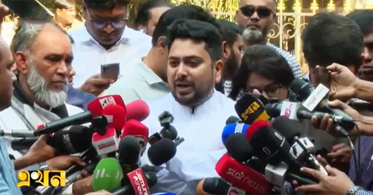 সাংবাদিকদের সঙ্গে কথা বলেছেন নাহিদ ইসলাম